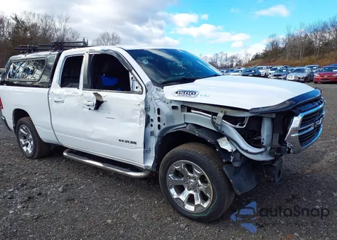 2021 Ram 1500 Big Horn 4X4 6'4 Box z USA, uszkodzony, nr VIN 1C6SRFBTXMN677579